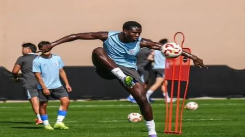 曼联新任主教练阿莫林履新，五位助教阵容亮相，两年轻教头加盟其中